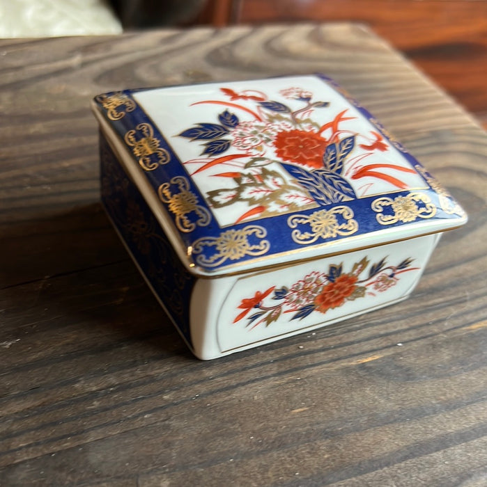 SMALL SQUARE JAPANESE FLORAL PORCELAIN BOX