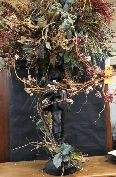 DRIED FLORAL BOUQUET IN STATUE VASE