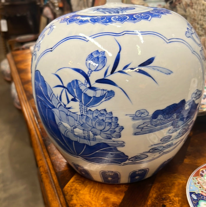 LARGE CHINESE BLUE AND WHITE GINGER JAR