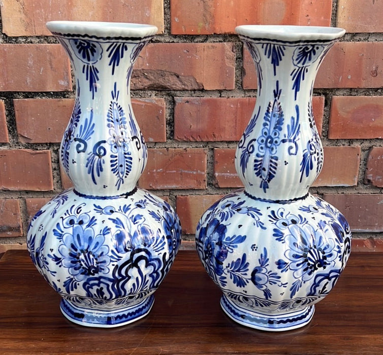 PAIR OF DELFT BULBOUS VASES