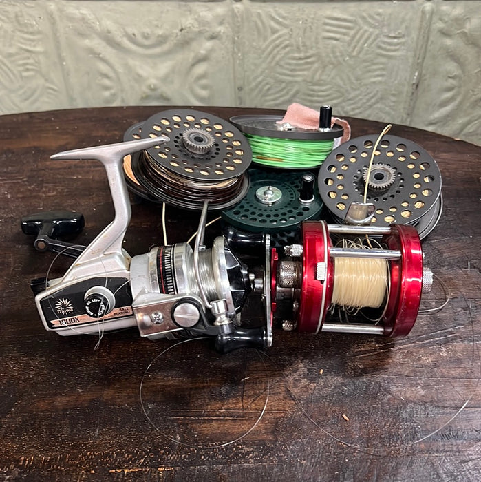LOT OF 2 FISHING REELS AND 5 ROLLS OF LINE