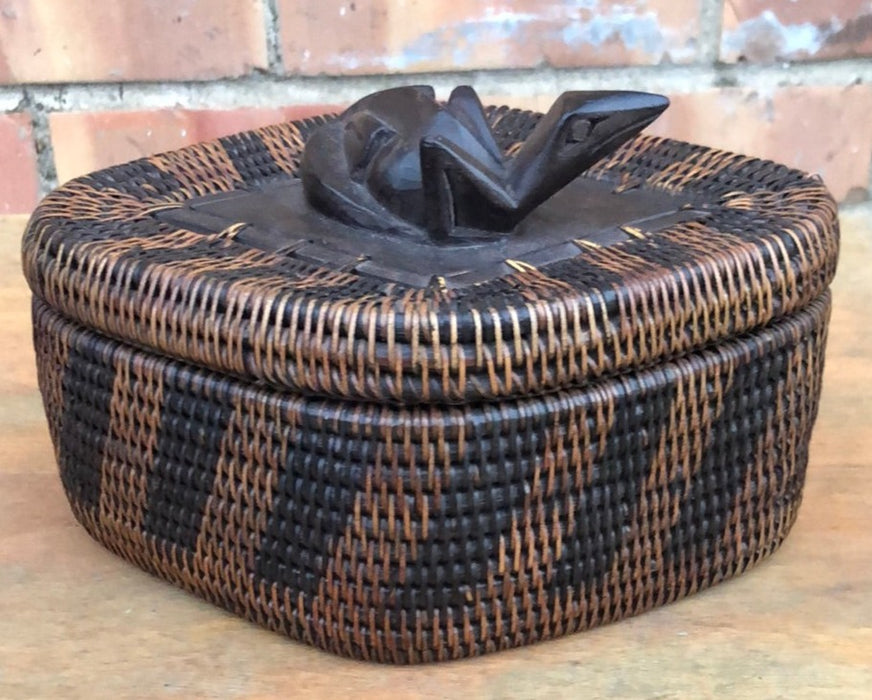 HANDWOVEN BASKET BOX WITH CARVED WOOD LIZARD HANDLED LID