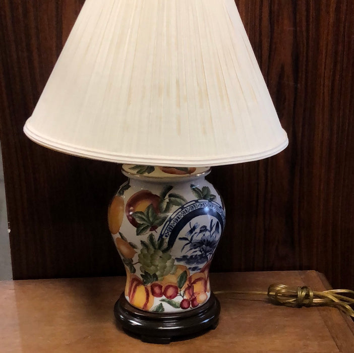 SMALL GINGER JAR STYLE LAMP WITH FRUIT