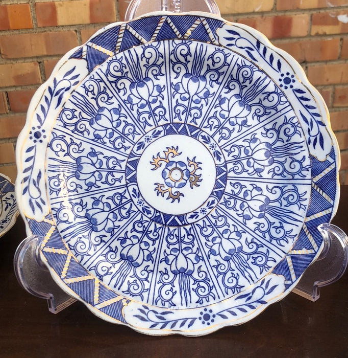 BLUE AND WHITE WILTON LILY PLATE