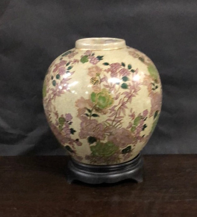 SMALL CHINESE VASE ON STAND