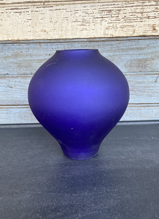 SMALL BLUE BULBED GLASS VASE