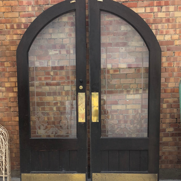 PAIR OF ARCHED OAK DOORS WITH ETCHED GLASS