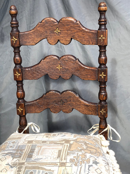 SINGLE EARLY OAK LADDER BACK CHAIR WITH INCISING