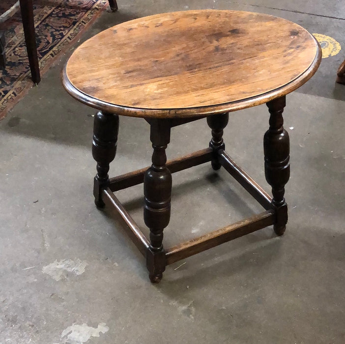 SMALL OAK OVAL SIDE TABLE