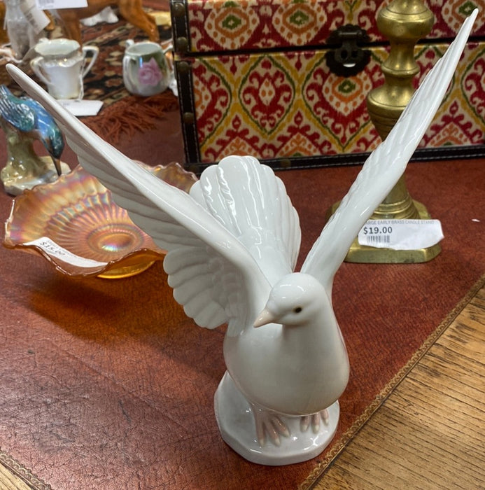 RETIRED LLADRO DOVE "IN FLIGHT" FIGURINE