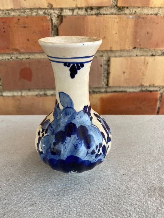 SMALL BULBOUS DELFT VASE