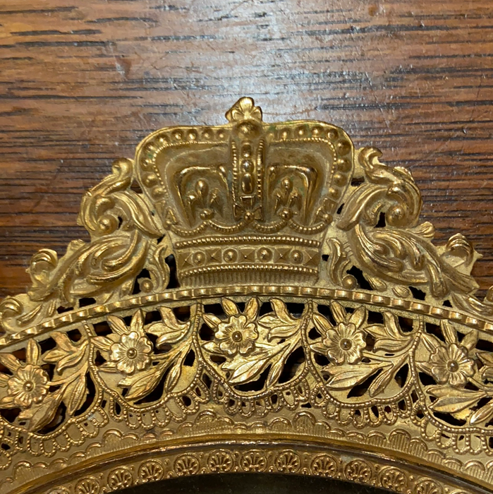 SMALL ROUND GOLD FILIGREE BRASS FRAME WITH CROWN