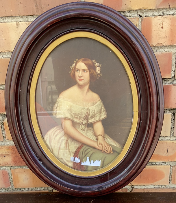 MAHOGANY OVAL FRAME WITH PRINT OF LADY