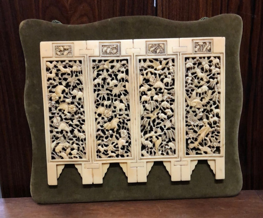 SMALL COMPOSITIAN ASIAN SCREEN ON GREEN VELVET