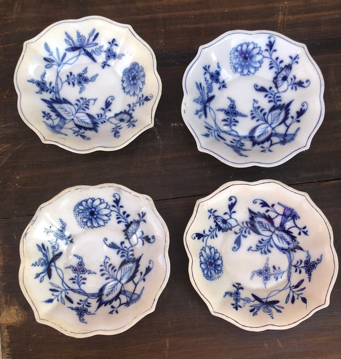 SET OF 4 MEISSEN BLUE AND WHITE FLORAL BERRY BOWLS