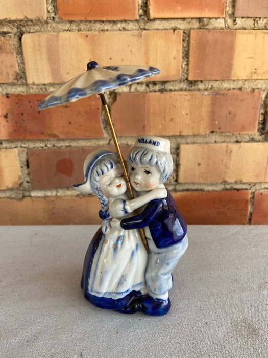 DELFT KIDS WITH UMBRELLA FIGURINE