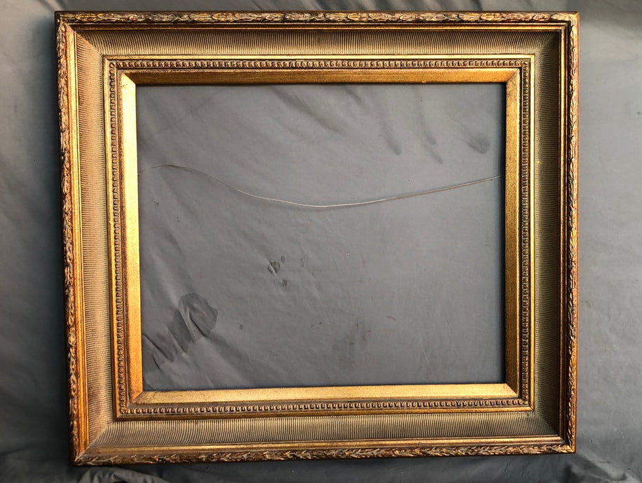 MEDIUM ANTIQUE GOLD FRAME WITH LAUREL LEAVE TRIM