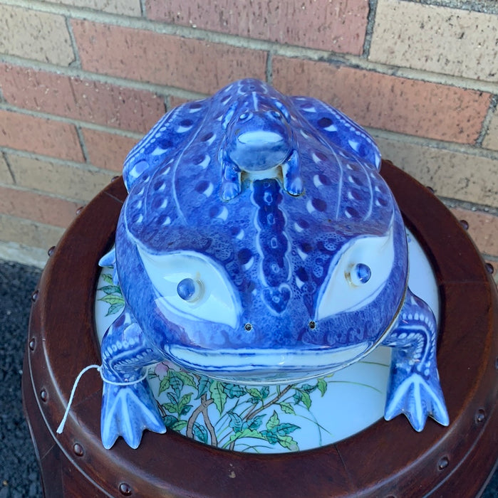 LARGE BLUE AND WHITE PORCELAIN FROG SHAPED BOX