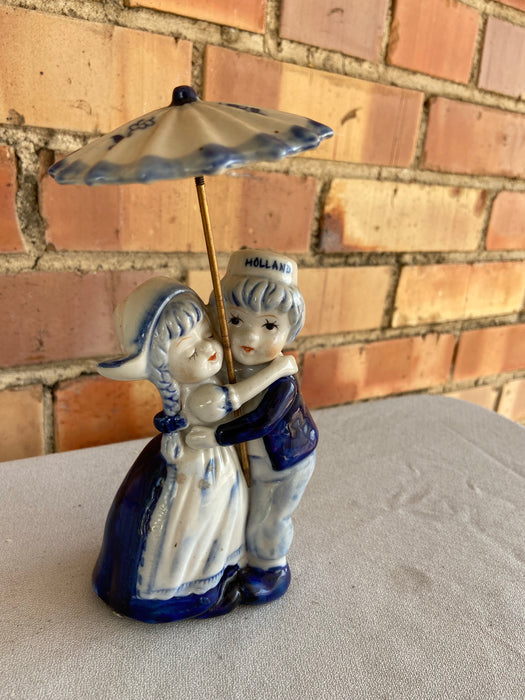 DELFT KIDS WITH UMBRELLA FIGURINE