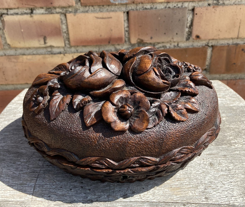 EARLY FLORAL FRENCH HAND CARVED BLACK FOREST OVAL BOX