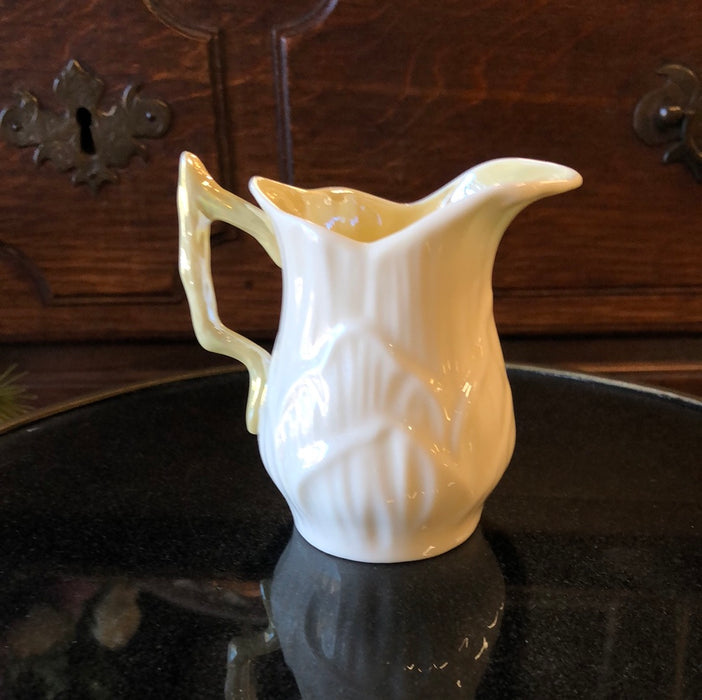 SMALL BELLECK CREAMER