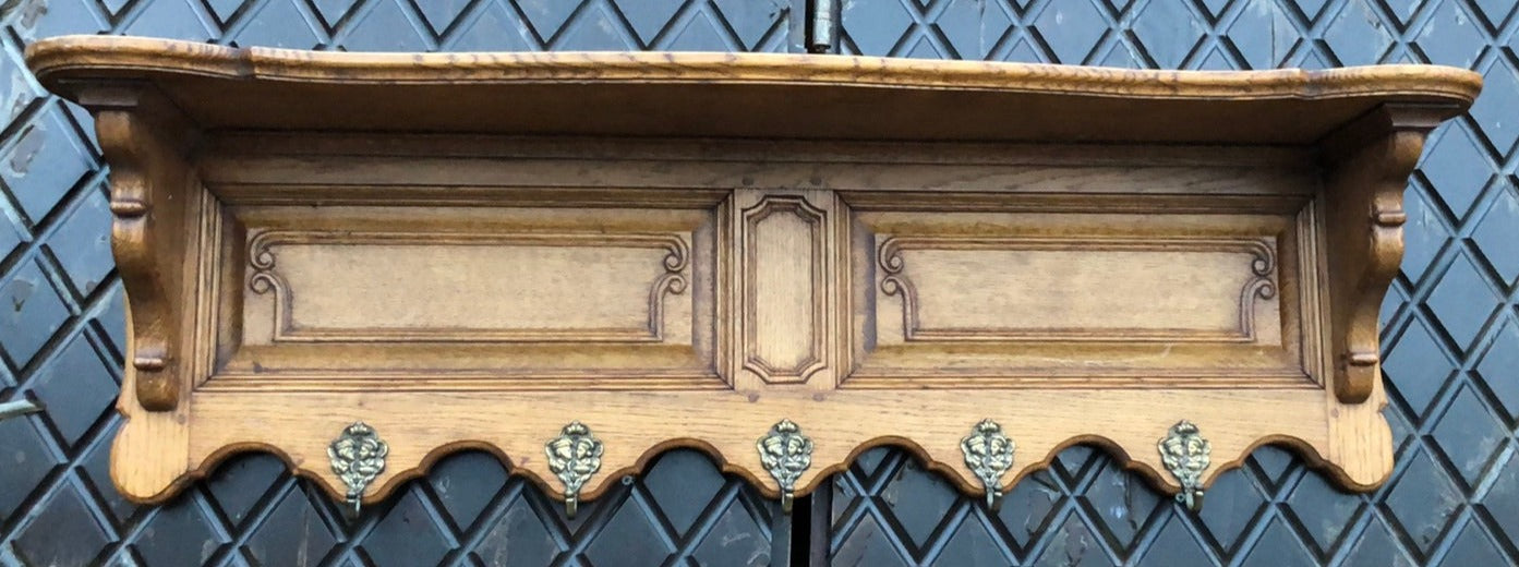OAK WALL SHELF WITH 3 PANELS AND PEGS