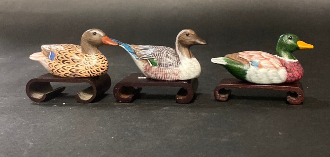 SMALL SET OF 3 CARVED DUCKS