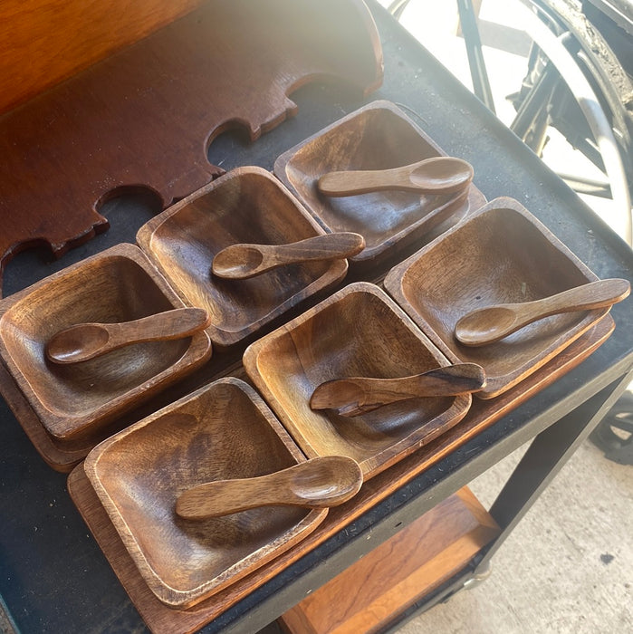 SET OF WOOD DISHES AND SPOONS