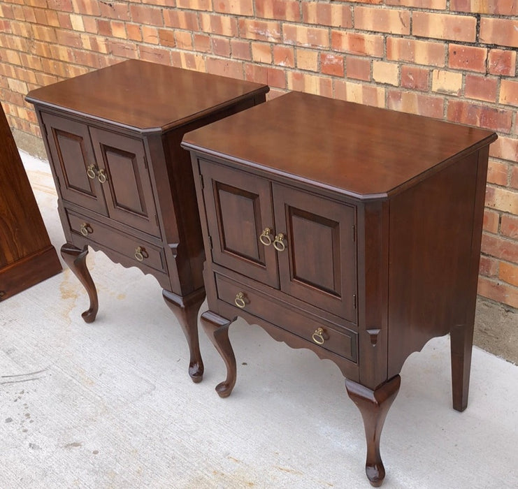PAIR OF MAHOGANY NIGHTSTANDS