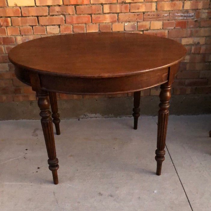 LOUIS PHILIPPE REEDED LEG ROUND OAK TABLE