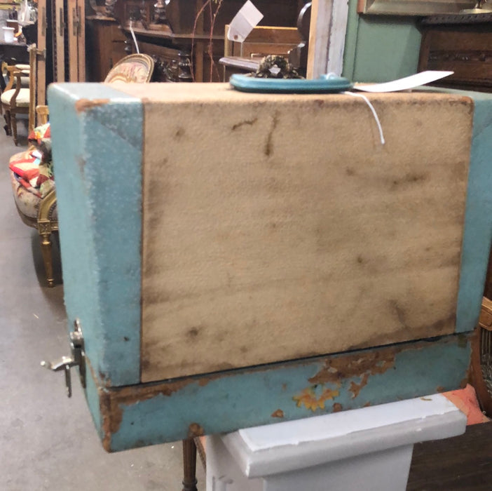 SMALL SINGER SEWING MACHINE IN CARRY CASE