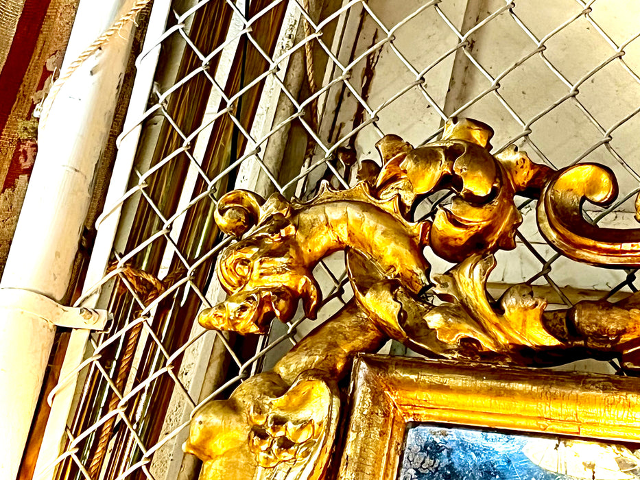 LARGE 19TH CENTURY GILT GESSO AND WOOD MIRROR WITH GRIFFINS AND MASK PEDIMENT