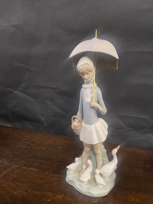 LLADRO GIRL WITH UMBRELLA AND DUCKS