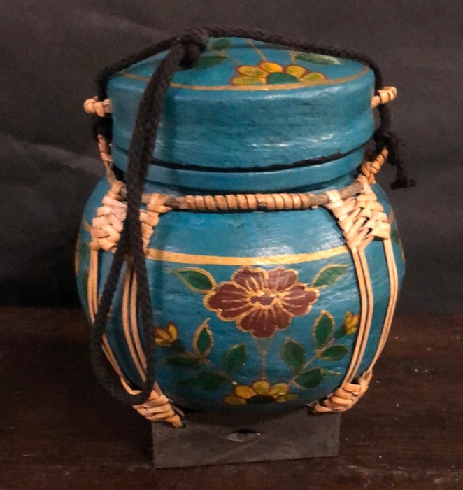 SMALL PAINTED BLUE CHINESE BASKET WITH LID