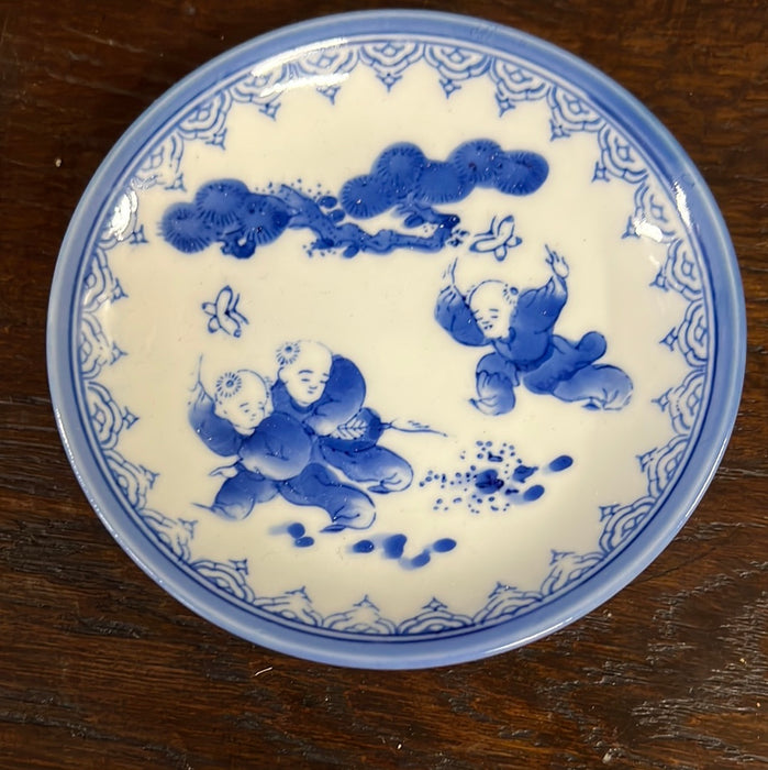 SMALL BLUE AND WHITE CHINESE FROLICKING FELLOWS PLATE - EACH