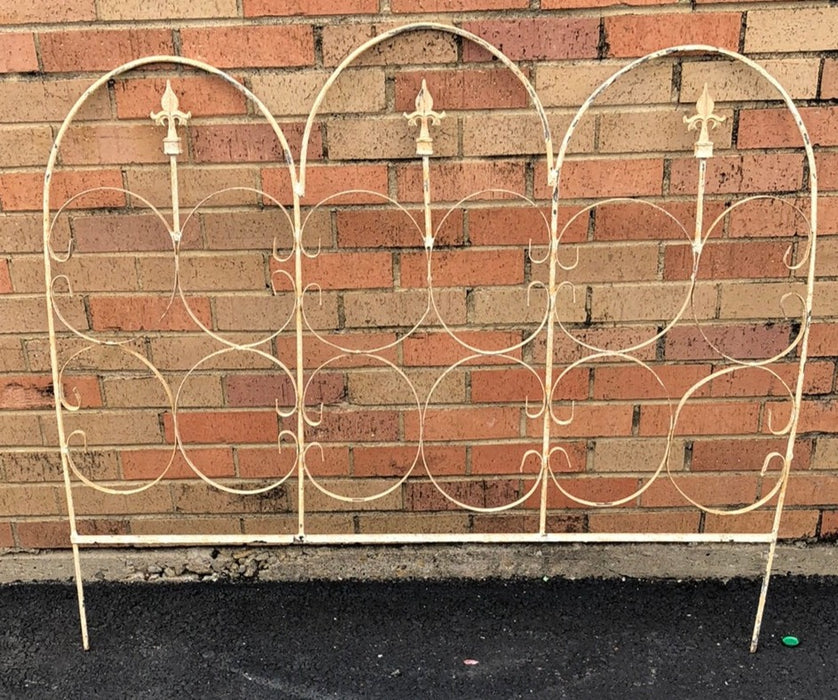 FENCE PANEL WITH 3 FLUER DI LIS IN HOOPS-IVORY