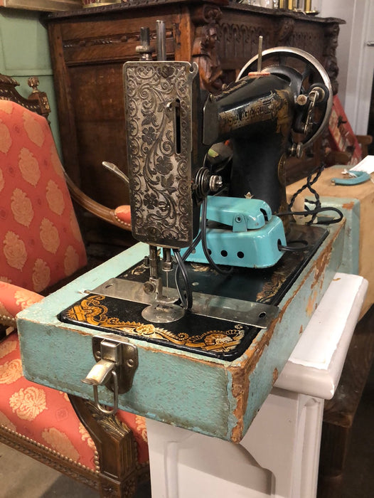 SMALL SINGER SEWING MACHINE IN CARRY CASE