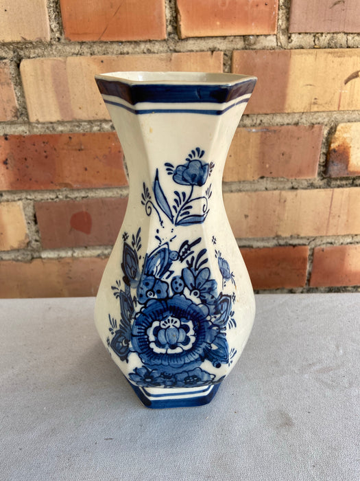 PANELED BULBOUS MEDIUM DELFT VASE