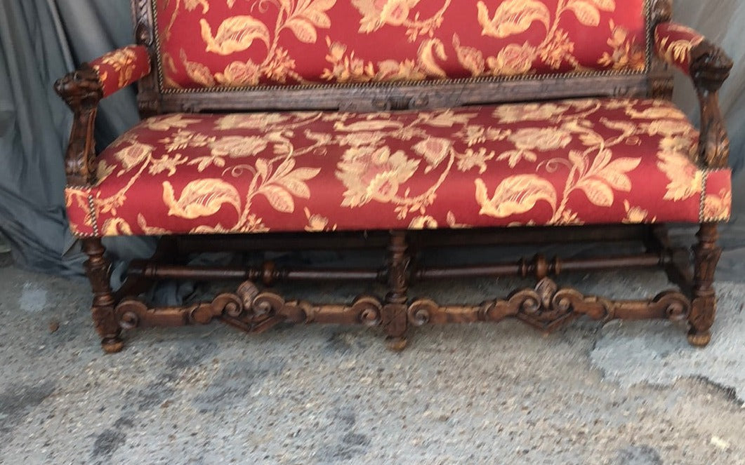 LARGE CARVED SETTEE WITH LIONS AND PUTTI