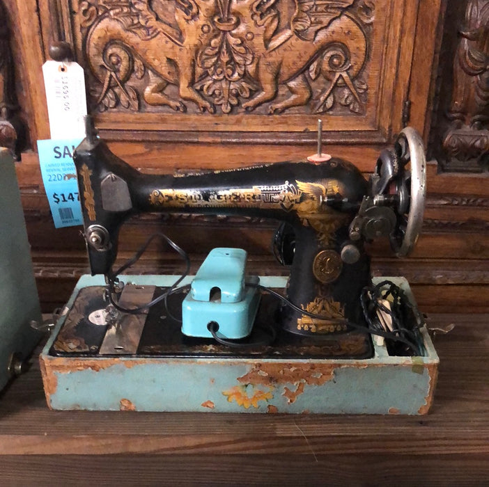 SMALL SINGER SEWING MACHINE IN CARRY CASE