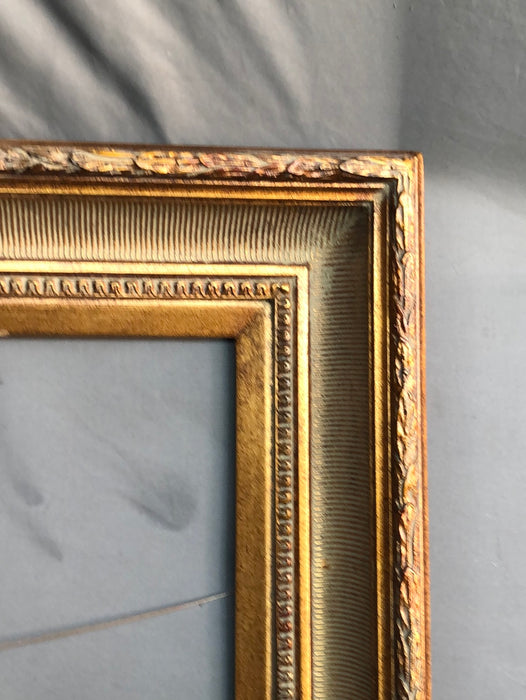 MEDIUM ANTIQUE GOLD FRAME WITH LAUREL LEAVE TRIM