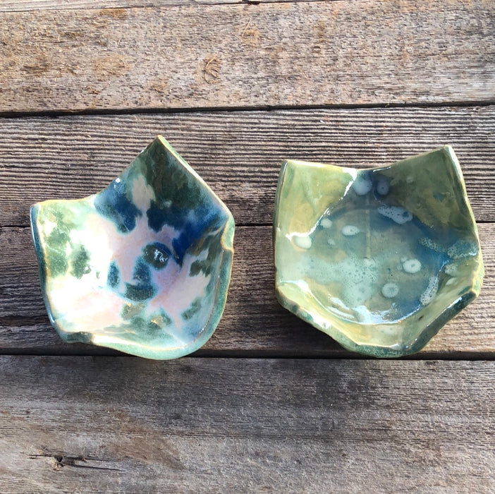 PAIR OF GLAZED LEAF DISHES