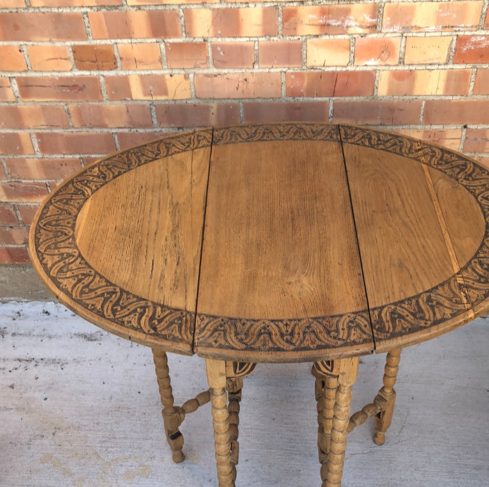 BOBBIN TURNED OAK GATELEG TABLE WITH TULIP CARVED EDGE TOP