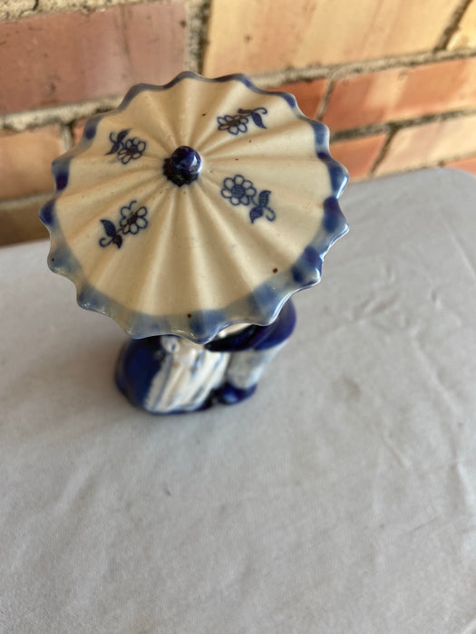 DELFT KIDS WITH UMBRELLA FIGURINE