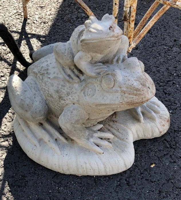 CONCRETE FROGS STATUE