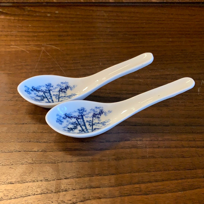 PAIR OF BLUE AND WHITE CHINESE SOUP SPOONS