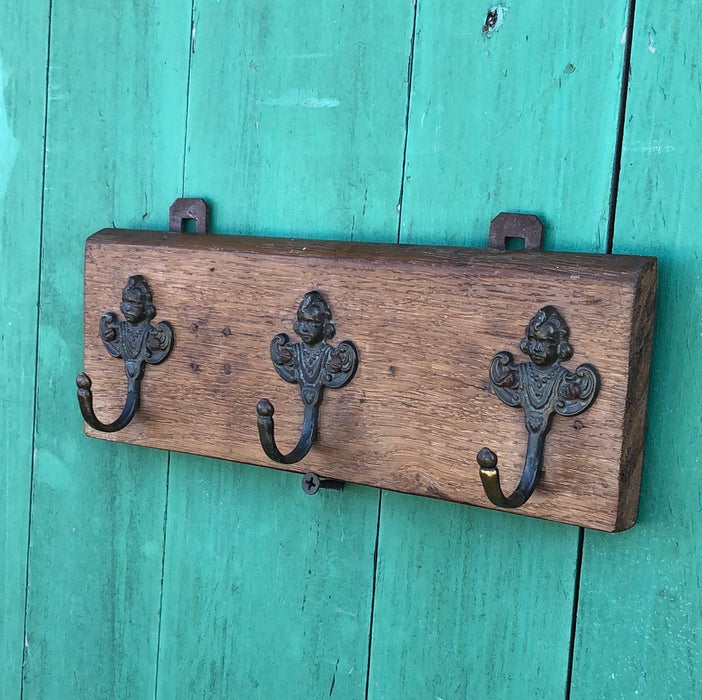 SMALL OAK BOARD WITH 3 HOOKS