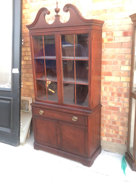 MAHOGANY FEDERAL STYLE CHINA CABINET