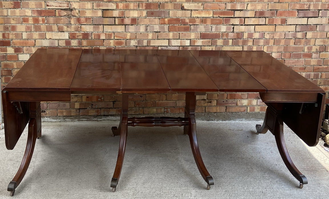 DUNCAN PHYFE DROP LEAF TABLE WITH 4 LEAVES