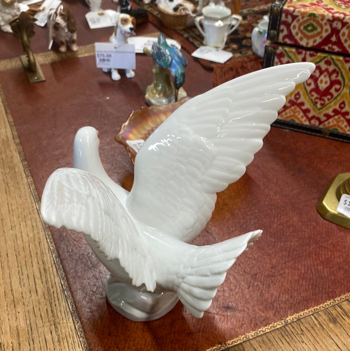 RETIRED LLADRO DOVE "IN FLIGHT" FIGURINE